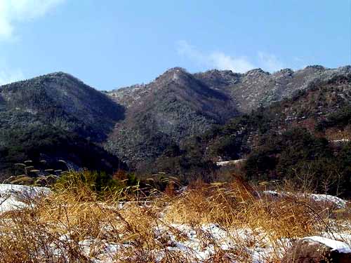 백아산 뒷쪽 곡성군 삼기면에서 화순군 북면을 바라 보면 이 차일봉이 보입니다. 고등학교 다닐 때까지만 해도 이 차일봉은 고지선점 작전 때문에 낙하산이 수도 없이 뜨고 내렸던 곳입니다. 